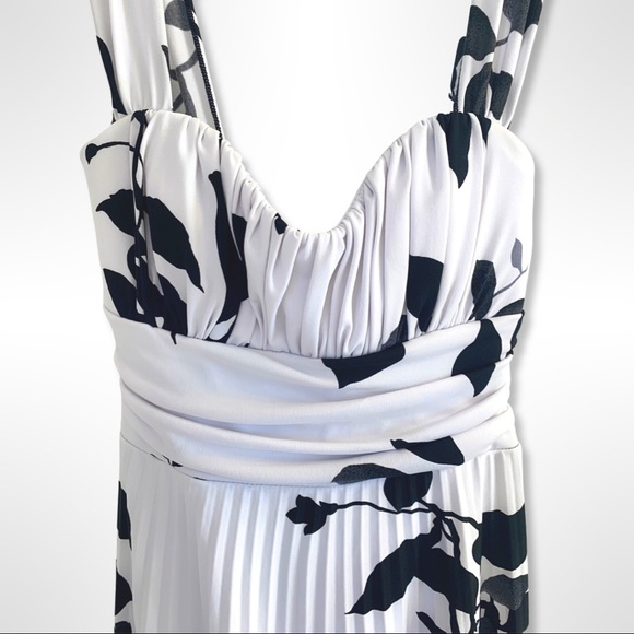 SPEECHLESS • Black and White Sleeveless Floral Dress - Picture 4 of 13